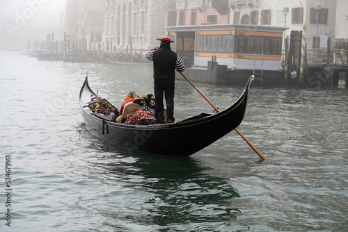 Gondel auf dem Kanal Grande, Venedig, Venetien, Italien ©  Egon Boemsch