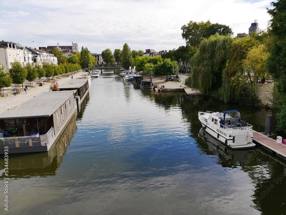 Bateaux sur la rivière Erdre à Nantes en Loire Atlantique France