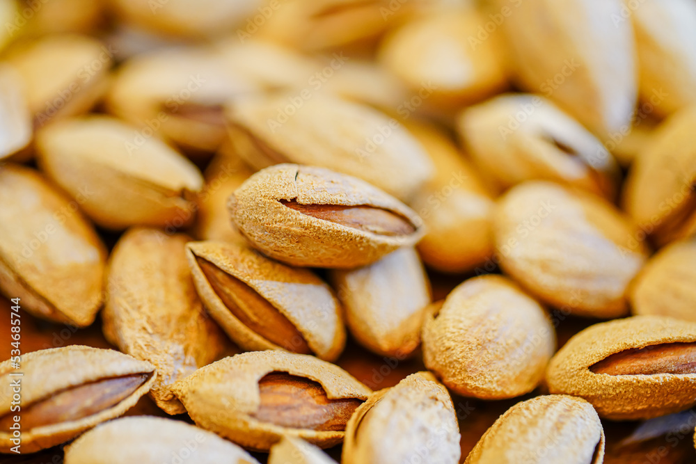 Obraz premium Close up a pile of almonds on the indoor table