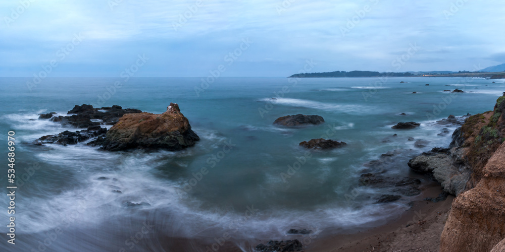 Langzeitbelichtung während Blauer Stunde von Felsen im Pazifik am Abend - Kalifornien USA