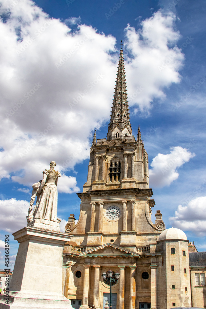 Luçon. Cathédrale Notre-Dame de l'Assomption et calvaire. Vendée. Pays de la Loire