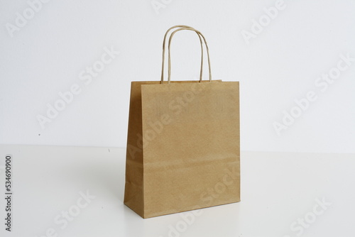 Paper Bags are standing in front of a white wall 