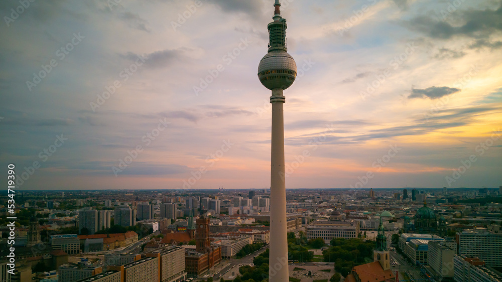 Fernsehturm Berlin Wolkiger Himmel Sonnenuntergang