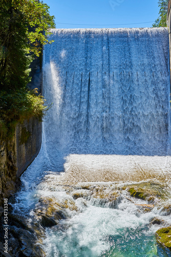 Der Wasserfall am türkis-blauen Klammsee in Hohe Tauern, Kaprun in den Alpen von Österreich