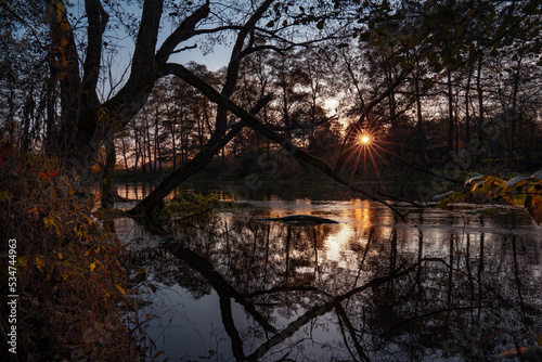 Fototapeta Naklejka Na Ścianę i Meble -  Jesienny zachód słońca nad rzeką