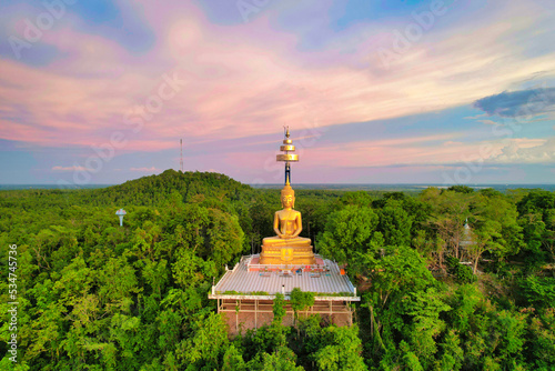 夕暮れの山頂にある大仏　タイ・ブリラム
 photo