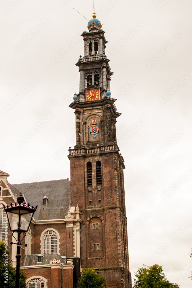 Torre de iglesía protestante del renaciemiento situada en el la ciudad europea de ámsterdam, países bajos, holanda