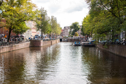 canal ancho y grande de amsterdam, holanda, países bajos © Carlos
