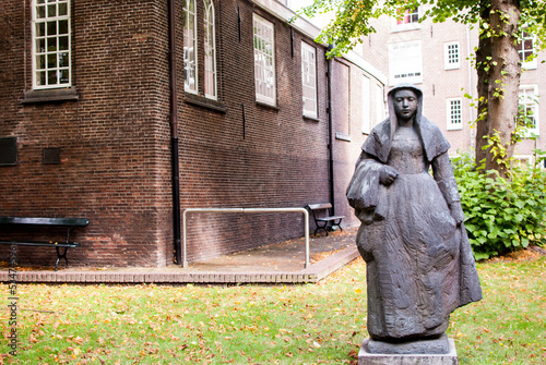 Escultura de religiosa Beguine en Begijnhof, amsterdam, países bajos