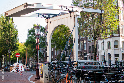 Photography Puente levadizo de madera blanca  típico sobre un canal con agua en la ciudad de