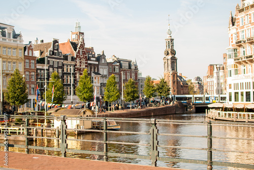 paisaje urbano de edificios al borde del río ámstel en amsterdam, países bajos, holanda photo