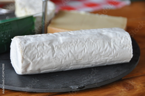 Spécialité originaire de Poitou-Charentes, la bûche de chèvre est aujourd'hui fabriquée dans toute la France.