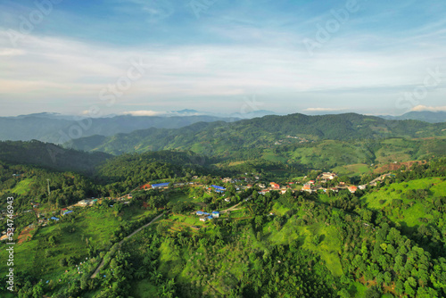 Fototapeta Naklejka Na Ścianę i Meble -  早朝の青々と茂る大自然の山間部風景　タイ・チェンライ