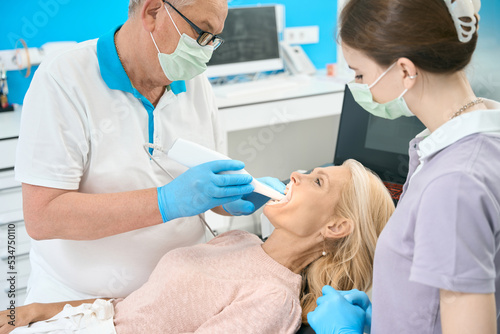 Dentist using innovation device for 3d scan