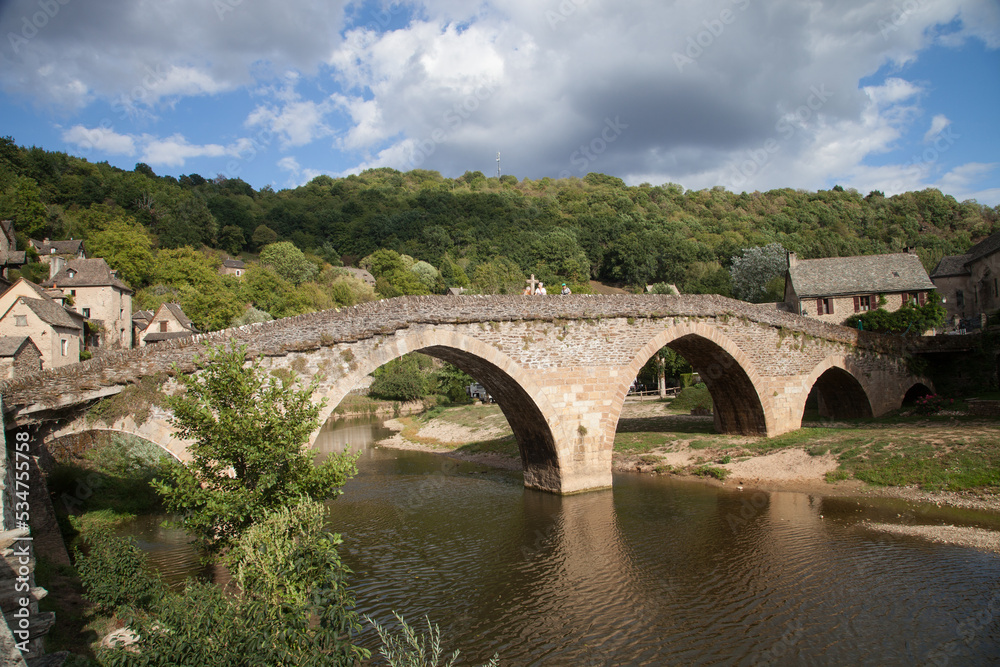 Un pont de pierre enjambe la rivière Aveyron au village de Belcastel