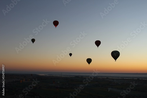 Vol au lever du soleil en montgolfière