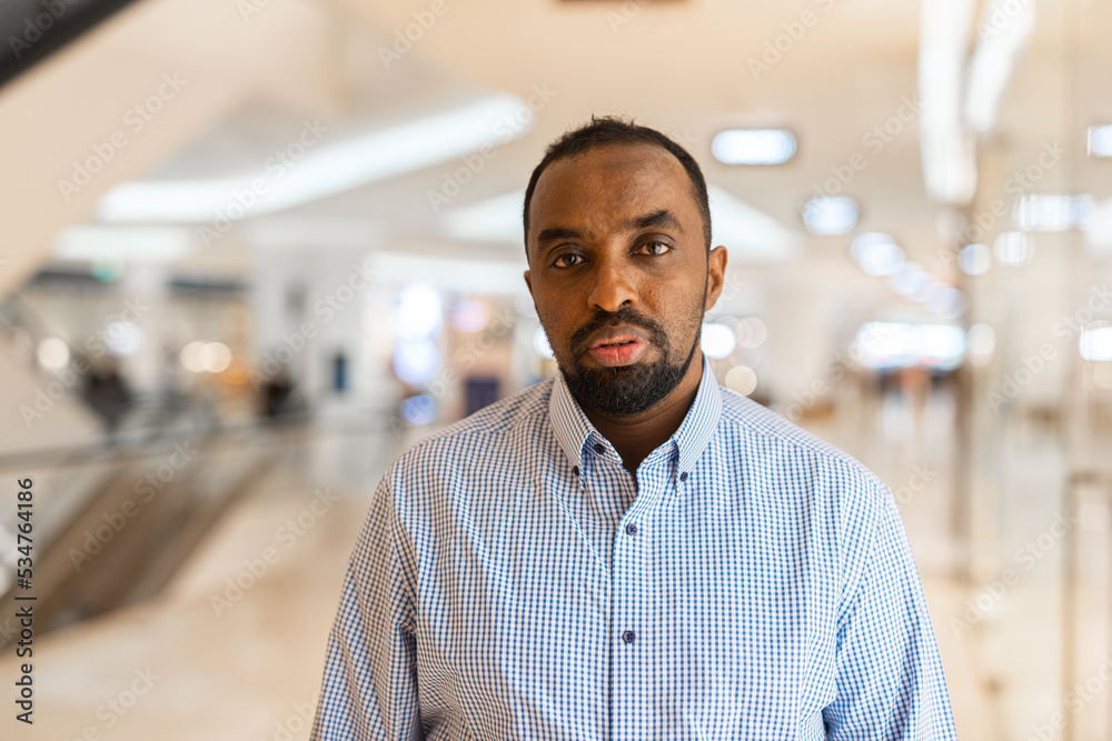 Obraz premium Portrait of handsome black man in city ready for business