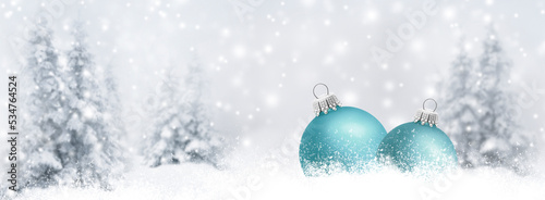 Weihnachtskugeln in einem verschneiten Winterwald