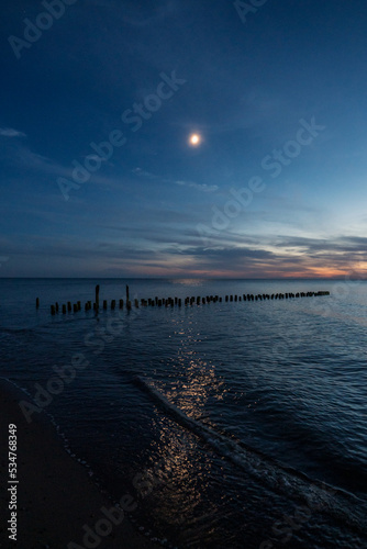Zachód słońca na plaży nad Bałtykiem © Marcin