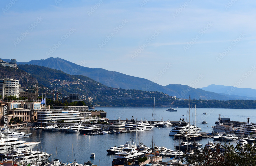 Der Hafen von Monaco mit Bergen im Hintergrund