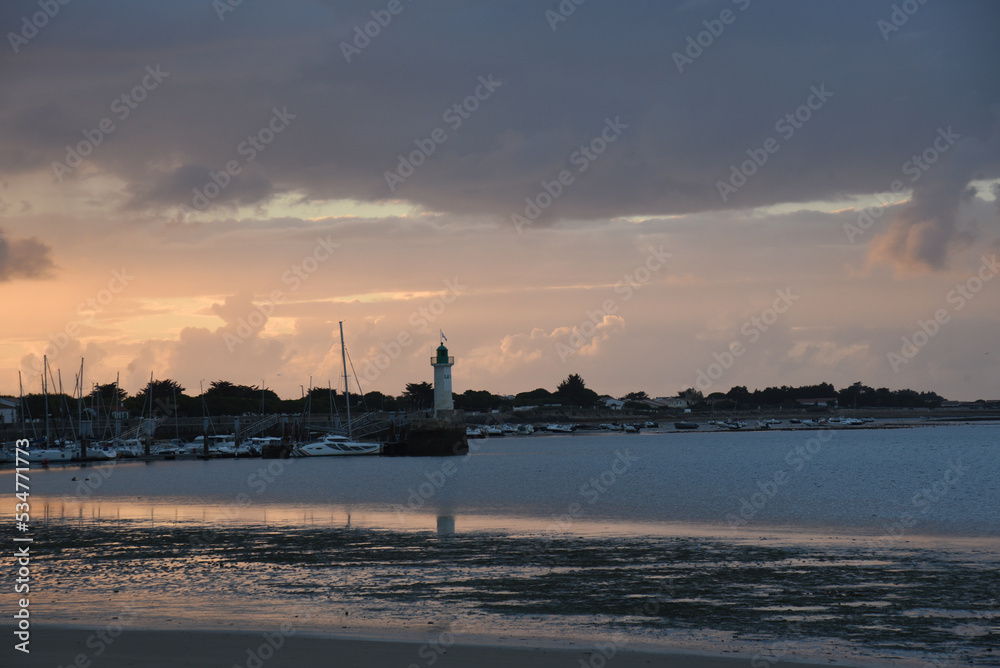 coucher de soleil  sur une plage sur l'ile de Ré en France