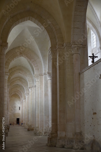 Nef latérale de l'abbaye de Pontigny en Bourgogne. France