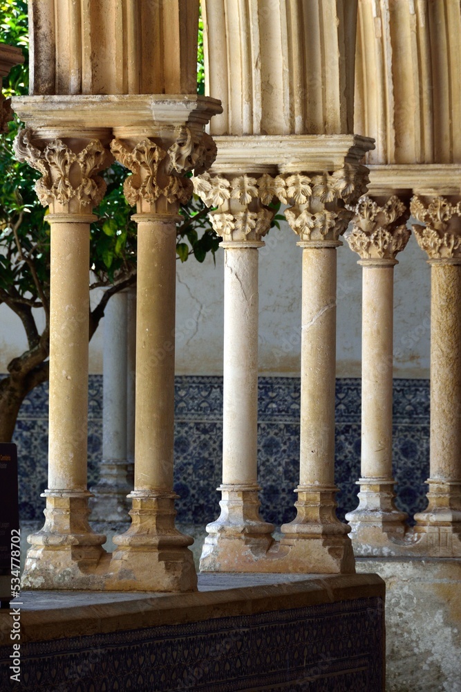 Columnas en un patio interior del Convento de Cristo, Tomar, Portugal
