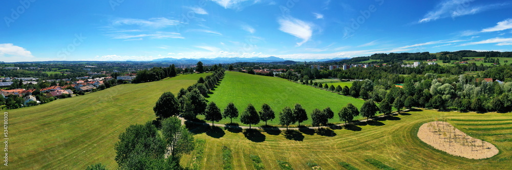 Luftbild vom Haldebuckel in Kempten mit Blick auf die Alpen. Kempten im Allgäu, Schwaben, Bayern, Deutschland. Luftbild vom Haldebuckel in Kempten mit Blick auf die Alpen. Kempten im Allgäu, Schwaben, Bayern, Deutschland.
