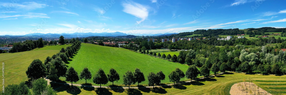 Luftbild vom Haldebuckel in Kempten mit Blick auf die Alpen. Kempten im Allgäu, Schwaben, Bayern, Deutschland.