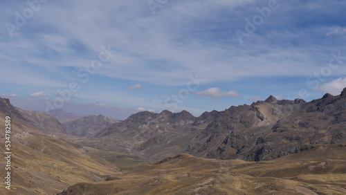 La montagne arc-en-ciel et ses montagnes colorées voisines, hautes, vertigineuses, avec du monde et quelques lamas, coin touristique et vue magnifique et naturelle du Pérou, glacier
