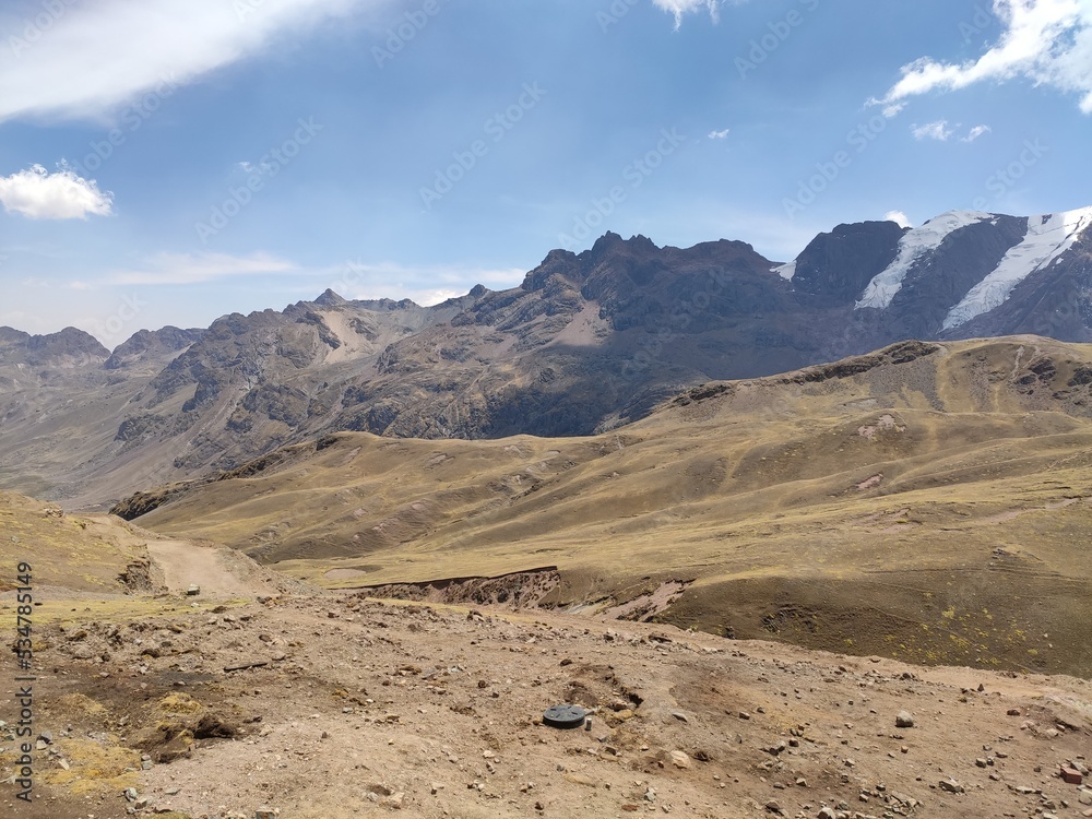La montagne arc-en-ciel et ses montagnes colorées voisines, hautes, vertigineuses, avec des gens et quelques lamas, coin touristique et magnifique vue et naturel du Perou