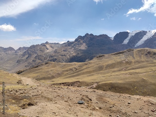 La montagne arc-en-ciel et ses montagnes colorées voisines, hautes, vertigineuses, avec des gens et quelques lamas, coin touristique et magnifique vue et naturel du Perou