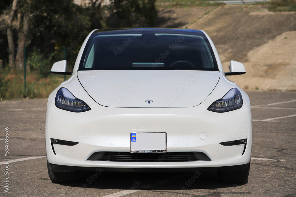 Foto de Front view exterior of the car Tesla Model Y do Stock