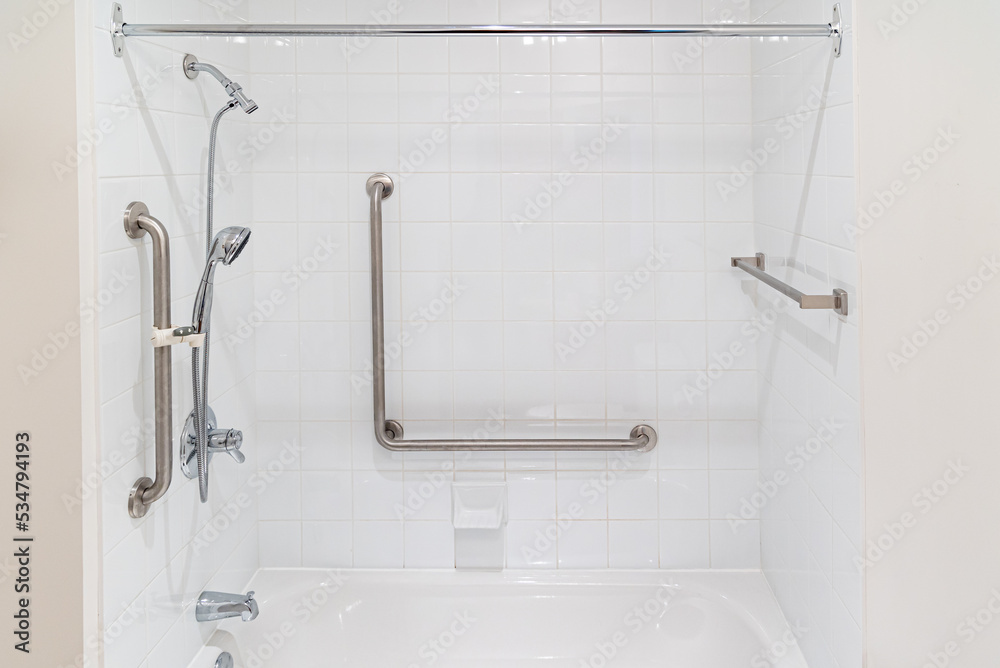 Naklejka premium Barres de maintien dans un environnement de bain et douche