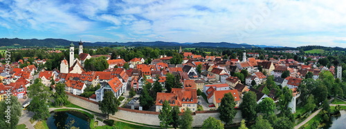 Luftbild von Isny im Allgäu mit Blick auf das Schloss und die historische Altstadt. Isny im Allgäu, Ravensburg, Tübingen, Baden-Württemberg, Deutschland.
