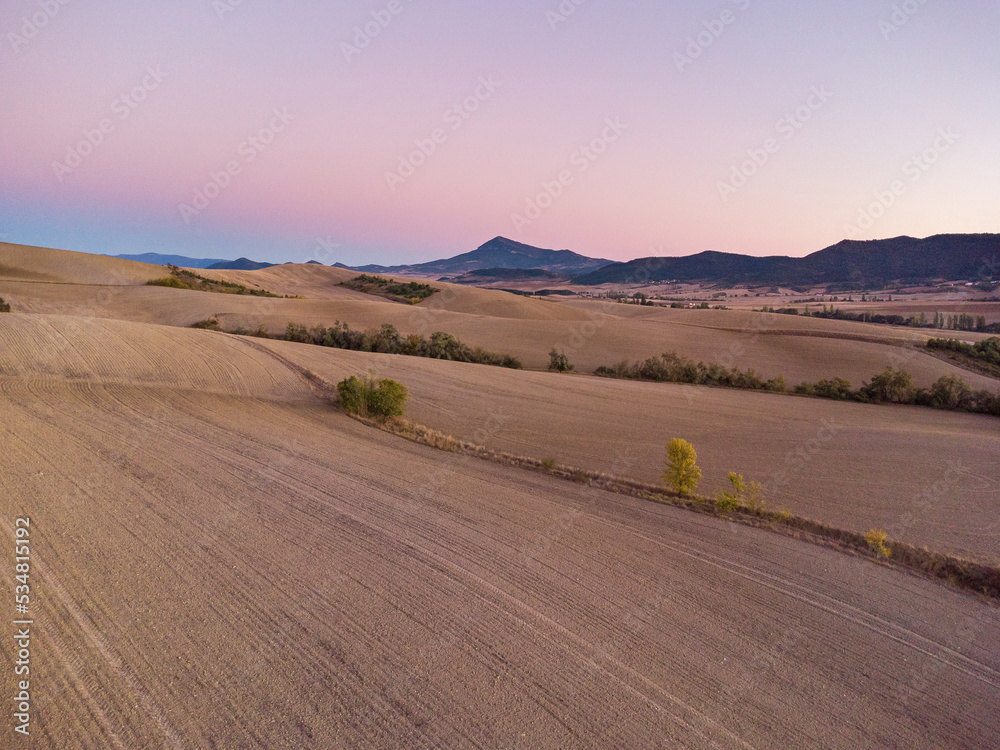 Fototapeta premium Lizoain Valley and Peña Izaga at sunset