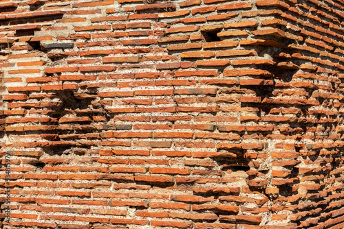 Foto Ancient brick wall texture background, old building corner with cracked red brick