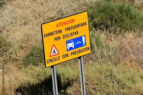 señal de trafico respetar distancia a los ciclistas