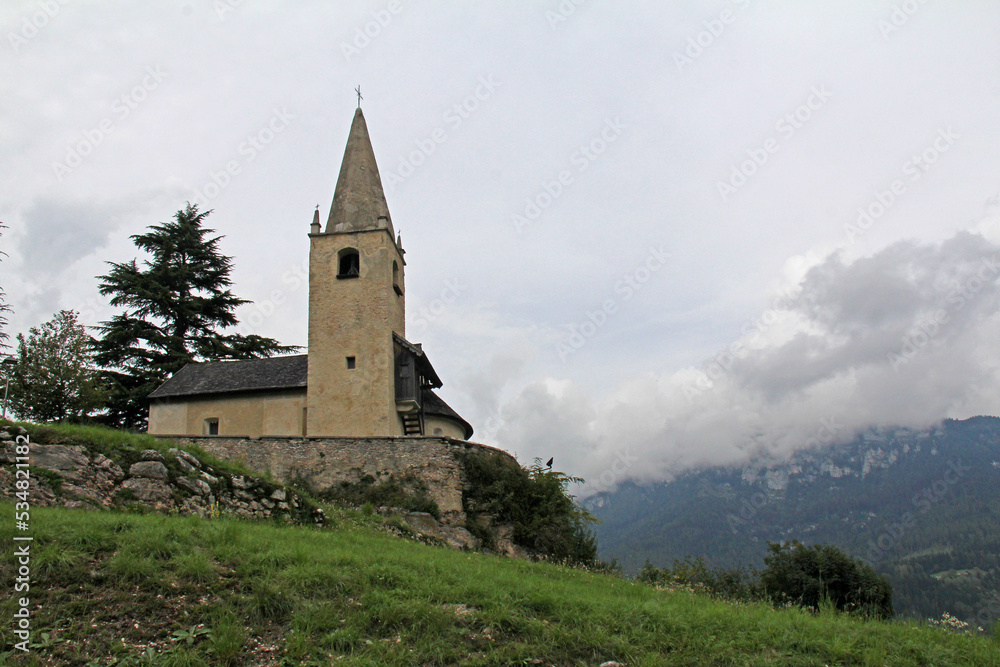 la chiesetta romanica dei Santi Ippolito e Cassiano a Castel Tesino (Trentino)