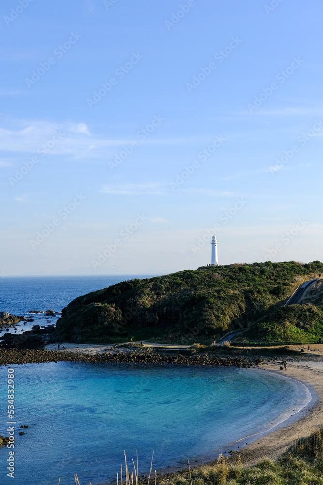 爪木崎灯台、青い空と青い海