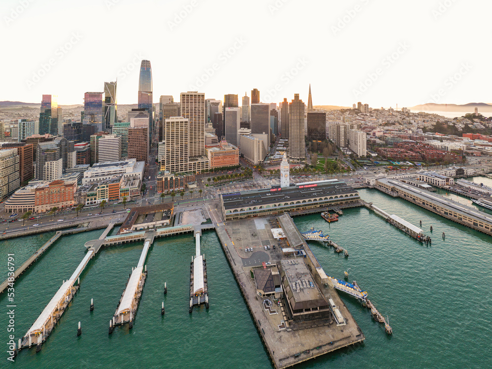Obraz premium Aerial: San Francisco Bay Area cityscape and boats on the shore. Drone view 