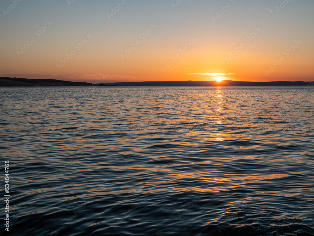 Meeres Oberfläche bei Sonnenuntergang
