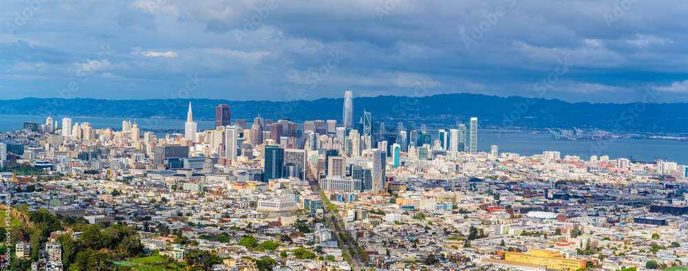 Panoramic view of the city of San Francisco from Twin Peaks hills 
