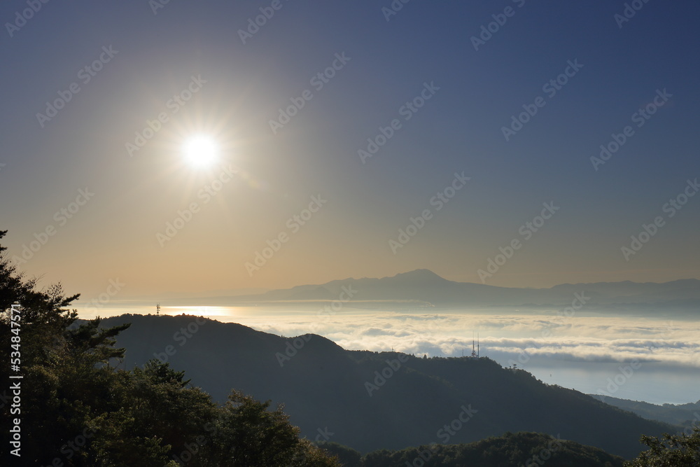 島根県松江市から雲海とオレンジ色に輝く伯耆大山の日の出 島根県松江市から雲海とオレンジ色に輝く伯耆大山の日の出