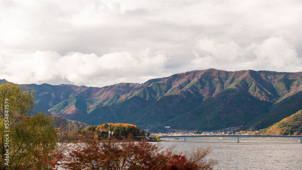 日本の風景、青空と紅葉　日本の秋の季節背景