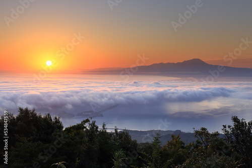 島根県松江市から雲海とオレンジ色に輝く伯耆大山の日の出