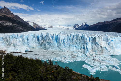 Los Glaciares National Park, a UNESCO World Heritage Site in Argentina. You can observe the movement of glaciers. Glaciers are collapsing one after another