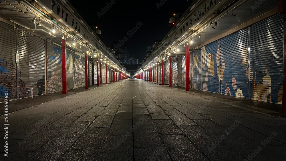 夜の浅草寺の商店街