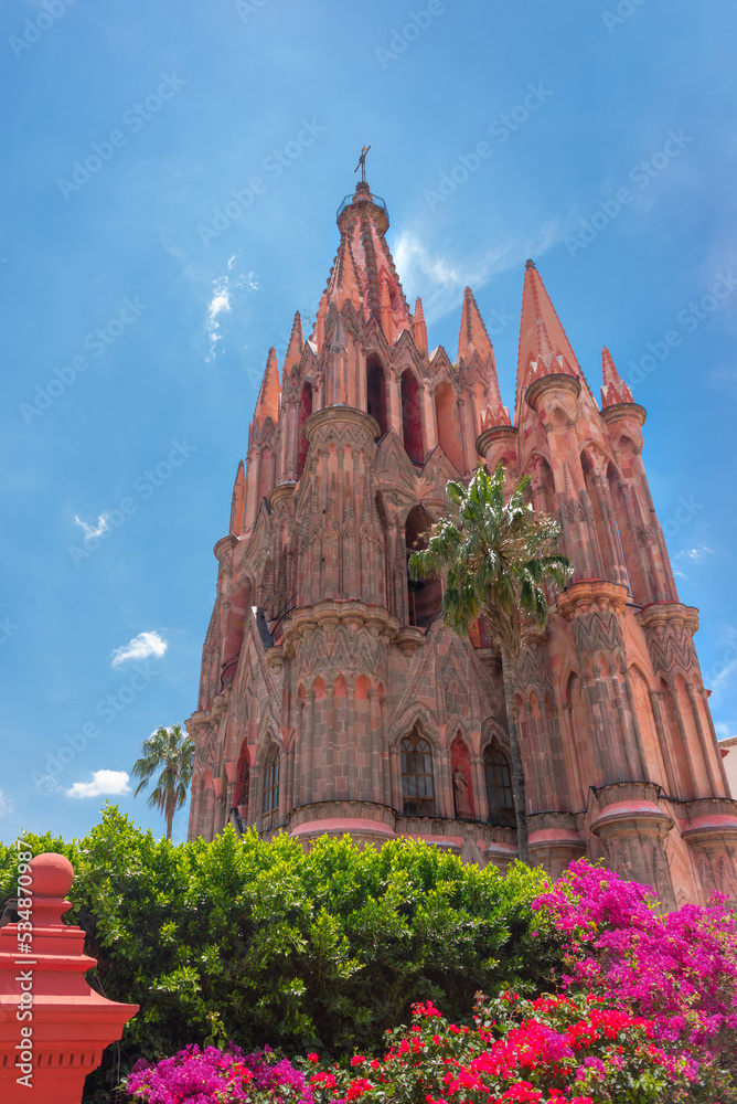 Fototapeta premium old religious building of san miguel de allende, catholic temple during the day, landmark