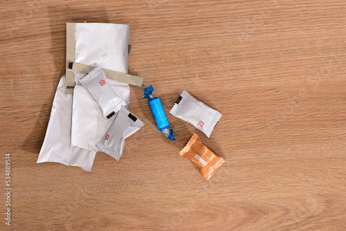 お菓子と開封したお菓子の袋